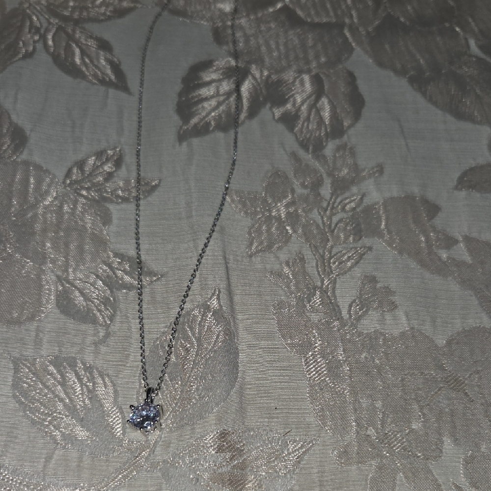 Elegant Silver Necklace with Clear Gemstone